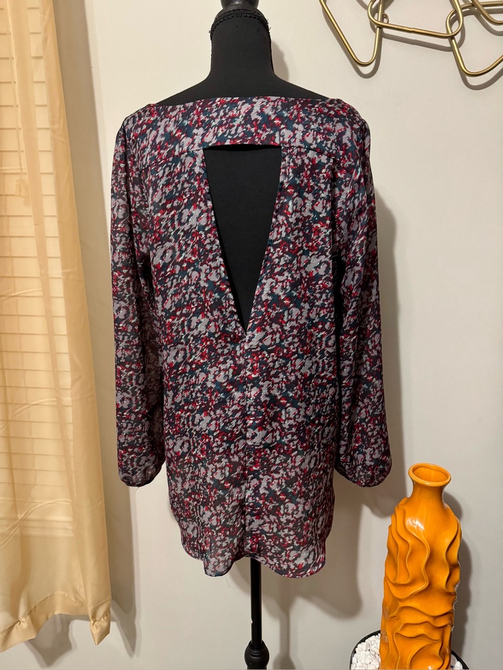 Women's Marled Open-Back Tunic Blouse - Black & Burgundy Print